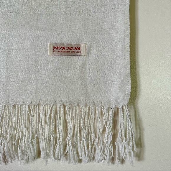 💕 Host Pick 💕 70% Pashmina 30% Silk Scarf - Picture 3 of 4